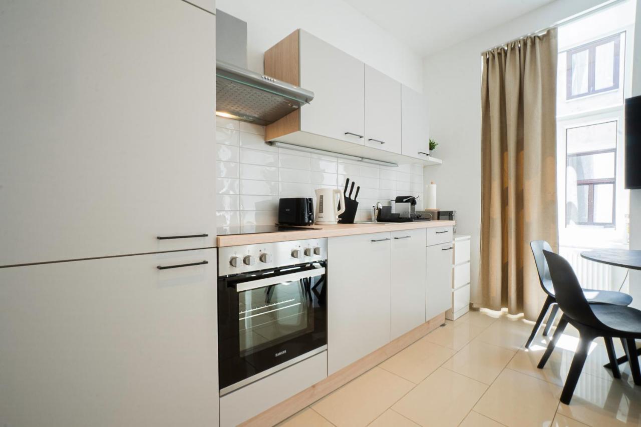 Chic Newly-Renovated Apartment Steps From Subway In Vienna'S Hernals District ภายนอก รูปภาพ