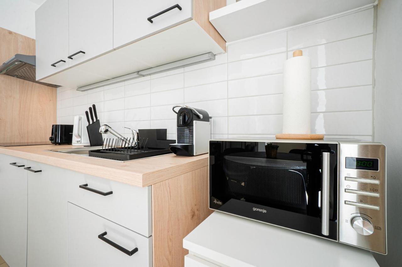 Chic Newly-Renovated Apartment Steps From Subway In Vienna'S Hernals District ภายนอก รูปภาพ